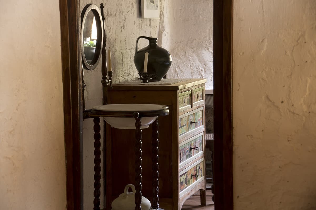 Habitació del mitg al Mas d'en Gregori, un recó, un amagatall guardaten el temps com un capseta d’èpoques anteriors.